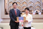 日本熊本縣木村敬知事與盧秀燕市長互贈紀念品