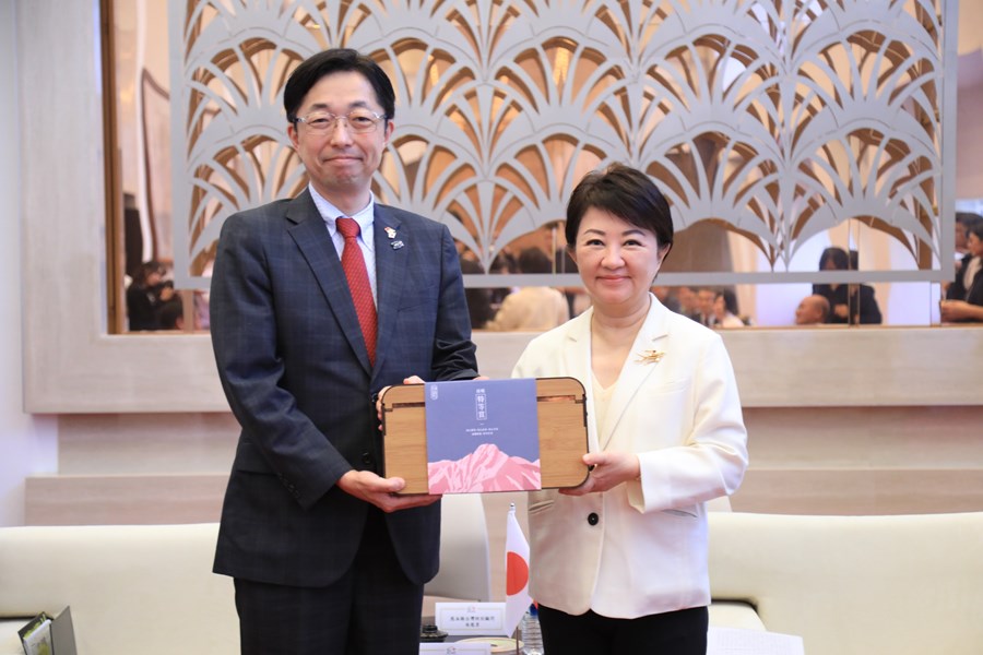 日本熊本縣木村敬知事與盧秀燕市長互贈紀念品