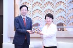 日本熊本縣木村敬知事與盧秀燕市長互贈紀念品