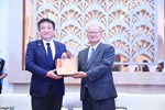 日本熊本縣議會內野幸喜議長與張清照議長互贈紀念品