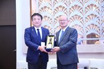 日本熊本縣議會內野幸喜議長與張清照議長互贈紀念品