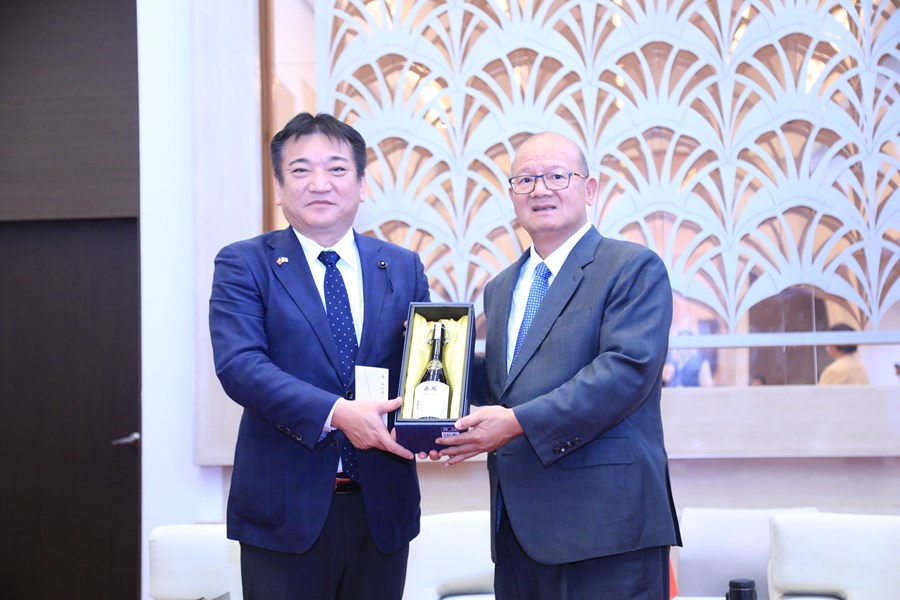 日本熊本縣議會內野幸喜議長與張清照議長互贈紀念品