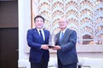 日本熊本縣議會內野幸喜議長與張清照議長互贈紀念品