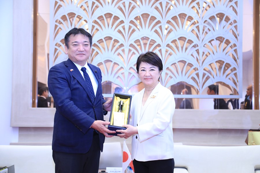 日本熊本縣議會內野幸喜議長與盧秀燕市長互贈紀念品