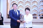 日本熊本縣議會內野幸喜議長與盧秀燕市長互贈紀念品