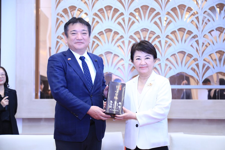 日本熊本縣議會內野幸喜議長與盧秀燕市長互贈紀念品