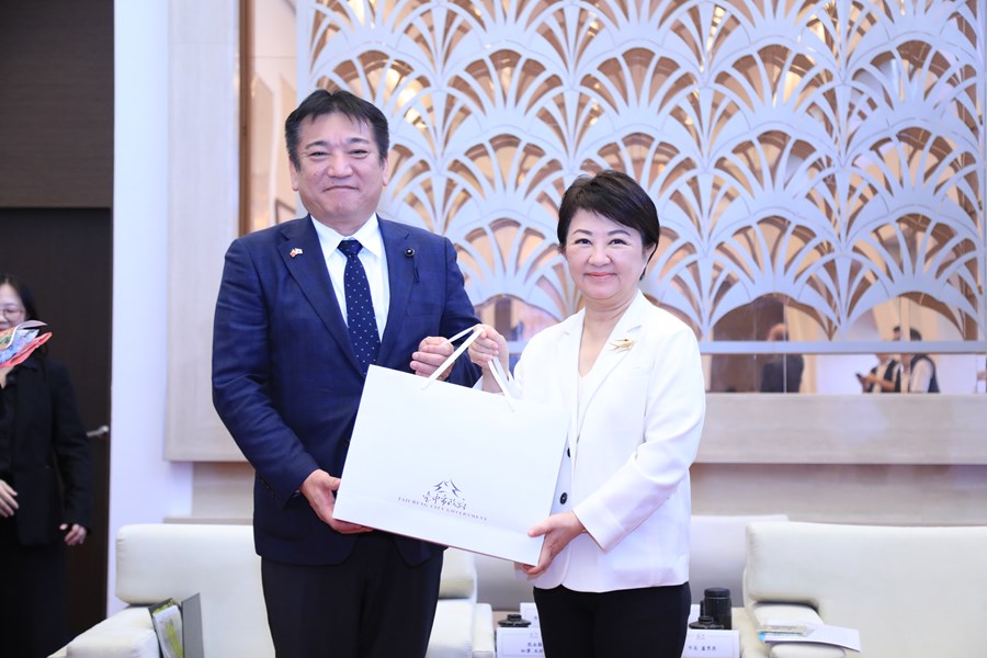 日本熊本縣議會內野幸喜議長與盧秀燕市長互贈紀念品