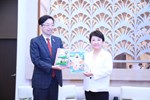 日本熊本縣木村敬知事與盧秀燕市長互贈紀念品