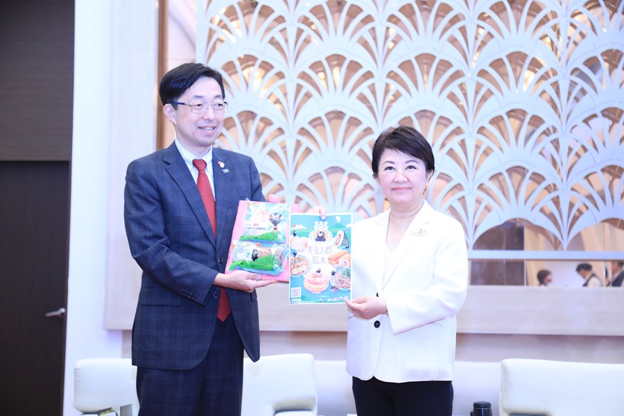 日本熊本縣木村敬知事與盧秀燕市長互贈紀念品