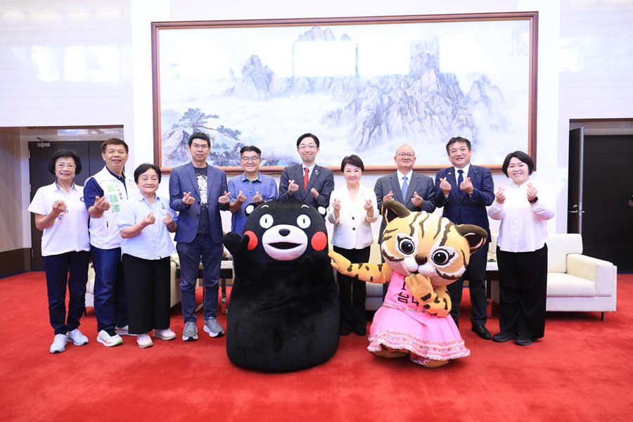 (左起)羅永珍議員-蕭隆澤議員----張瀞分議員--周永鴻議員--李中議員--日本熊本縣木村敬知事--盧秀燕市長--張清照議長--熊本縣議會內野幸喜議長--顏莉敏副議長