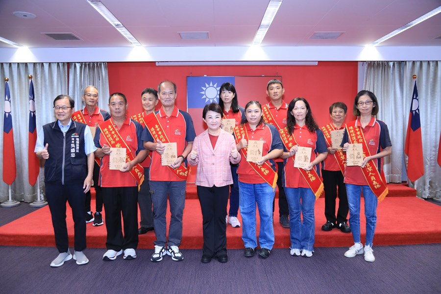表揚115年度績優清潔隊員--與市長大合照