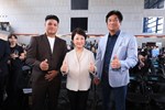 (左起)美國職棒大聯盟老虎隊選手李灝宇--盧秀燕市長-中華民國棒球協會理事長辜仲諒-