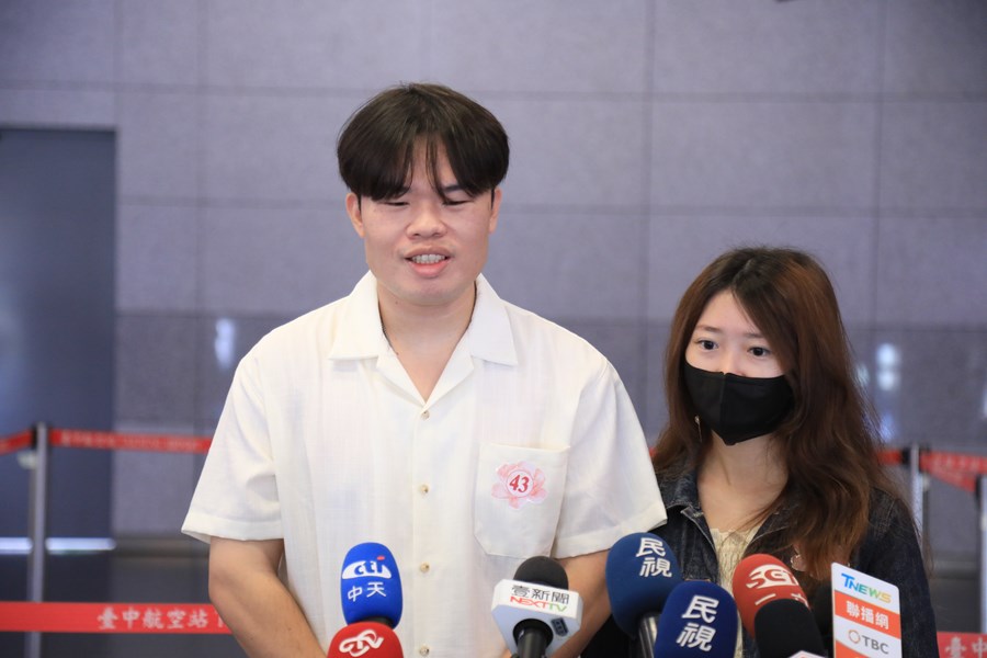 參加高空證婚儀式的新人接受訪問--TSAI(6)