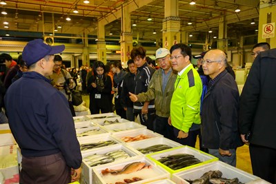 視察魚市場及果菜市場關心春節供銷情形
