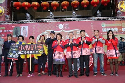 「2017一中吉雞X新年市集」發放一中商圈金蛋紅包