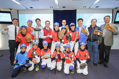 「送愛到偏鄉  華僑捐贈棒球球具」記者會