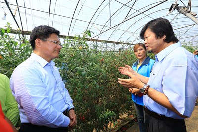 市長關心新住民的農業生產