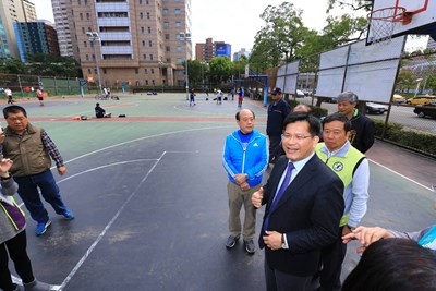 林市長視察南屯區惠中籃球場  指示盡速完成修繕
