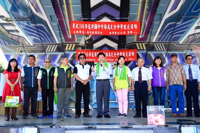 慶祝龍津國中改制成為第10所市立完全中學 上千人參加健行