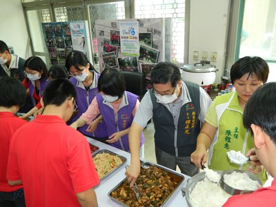 響應公共服務日 中市南區公所員工擔任社區老人關懷據點一日志工