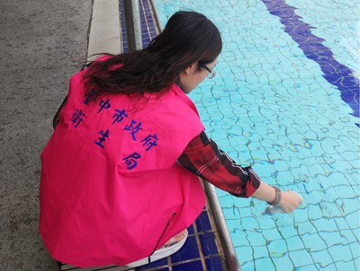 中市衛生局抽驗泳池水質  全數合格