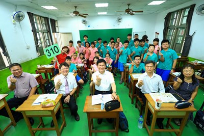 清水國中生熱情邀請 林市長搭公車到學校與同學歡喜見面