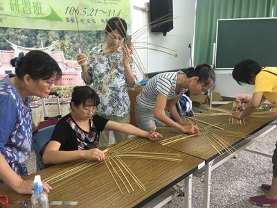 中市竹編技藝班圓滿結束  竹編髮簪、小花瓶展現客家之美