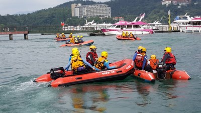 消防局急流船艇IRB進階班訓練 提升水域救援能力