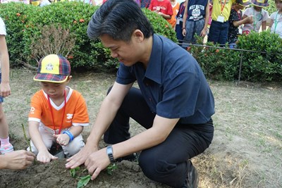 九德國小食農教育扎根 中市教育局長與學童體驗種地瓜