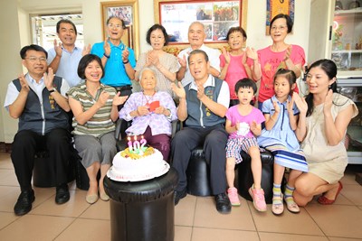 中市重陽敬老 林副市長探訪百歲人瑞祝身體健康