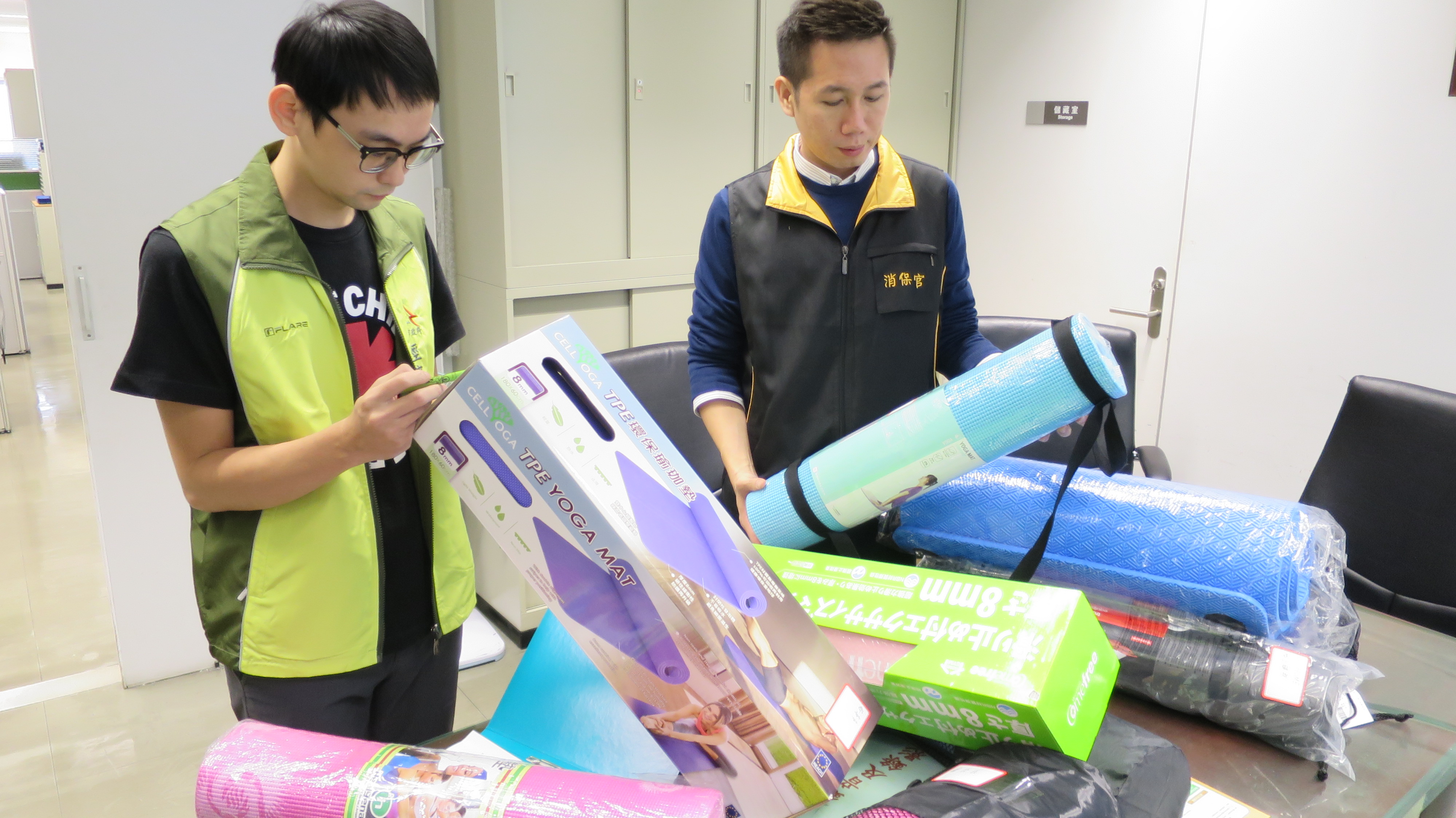 臺中市政府新聞局 市政新聞 Off 中市府消保官抽檢市售瑜伽墊2件驗出甲醯胺要求業者立即下架並退貨回收