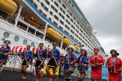 歷年最大郵輪搭載三千多名旅客靠泊臺中港 觀旅局熱舞迎賓