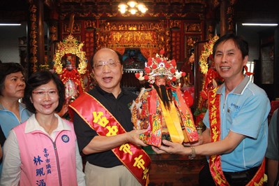 颱風過後 胡市長恭迎臺中城隍爺上轎夜巡祈求平安