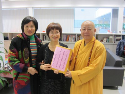 臺中市佛教會捐助「溫馨快遞-愛心關懷您」計畫,幫助弱勢家庭好過年