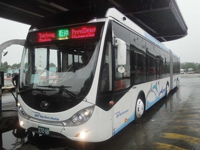 臺中BRT雙節車 取得國內第一個合法雙節車牌照掛牌準備上路