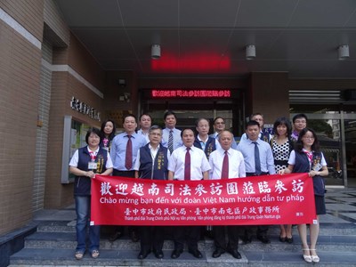 越南司法部今天率團參訪南屯區戶政所及新住民藝文中心