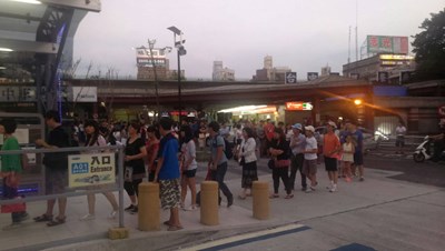 BRT假日搭車滿滿滿 火車站前擬管控上車人數以免各站擠不上車