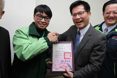 市長表揚郵差蘇宏庭及時發現火警疏散民眾義舉  是市民安全的巡守員