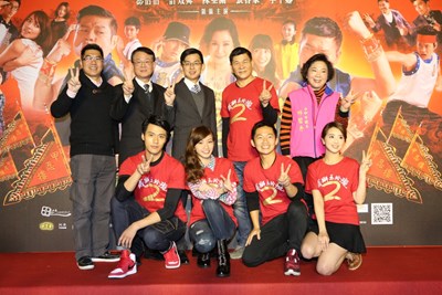 賀歲片「鐵獅玉玲瓏2」臺中首映 卓局長送鳳梨酥預祝票房長紅