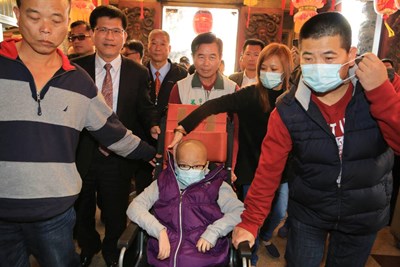 集氣祝福!林市長陪張家鳳小妹妹祈求大甲媽保佑手術順利