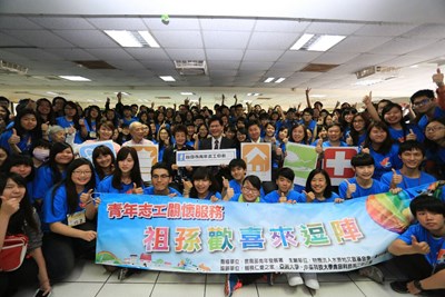歡慶青年節 林市長讚青年志工關懷仁愛之家長輩