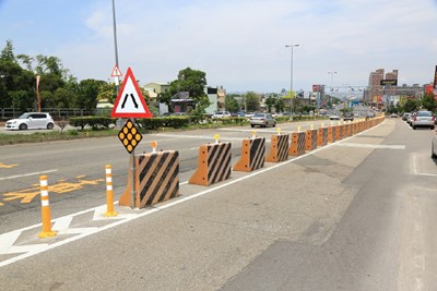 向上路長降坡路段快慢車道改善措施初步完成 逐步建置固定分隔島提升行車安全