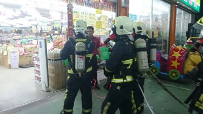 中市消防局首度於晚間十點進行鐵皮屋火災搶救 實際訓練消防人員臨場應變能力