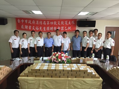確保消防人員救災安全 市民葉文裕熱心捐175具救命器