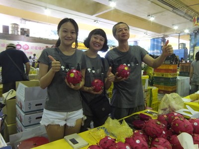 台中當季好物展 賴玉郎紅龍果熱銷 賺健康、賺快樂