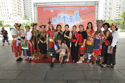 「原來拿麼美!」歡慶原住民族日 中市府族群特色衣飾開展