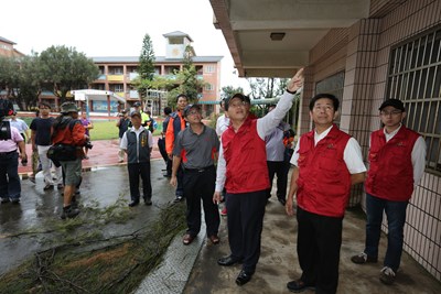 林市長勘查風災受損的海墘國小 要求教育局開學前修復完成
