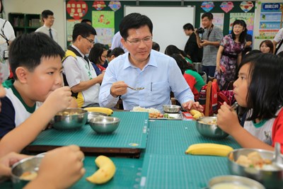 營養午餐加碼5元政策上路 林市長與師生共進午餐