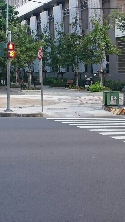 打造無障礙空間友善城市 移除人行道不當車阻