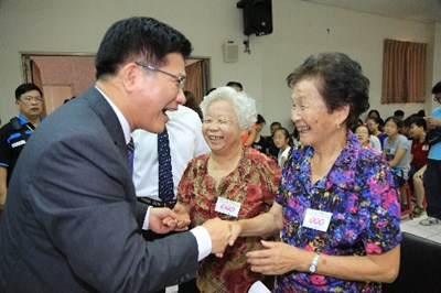 排隊等裝假牙長輩多 衛生局明年編4億預算持續補助